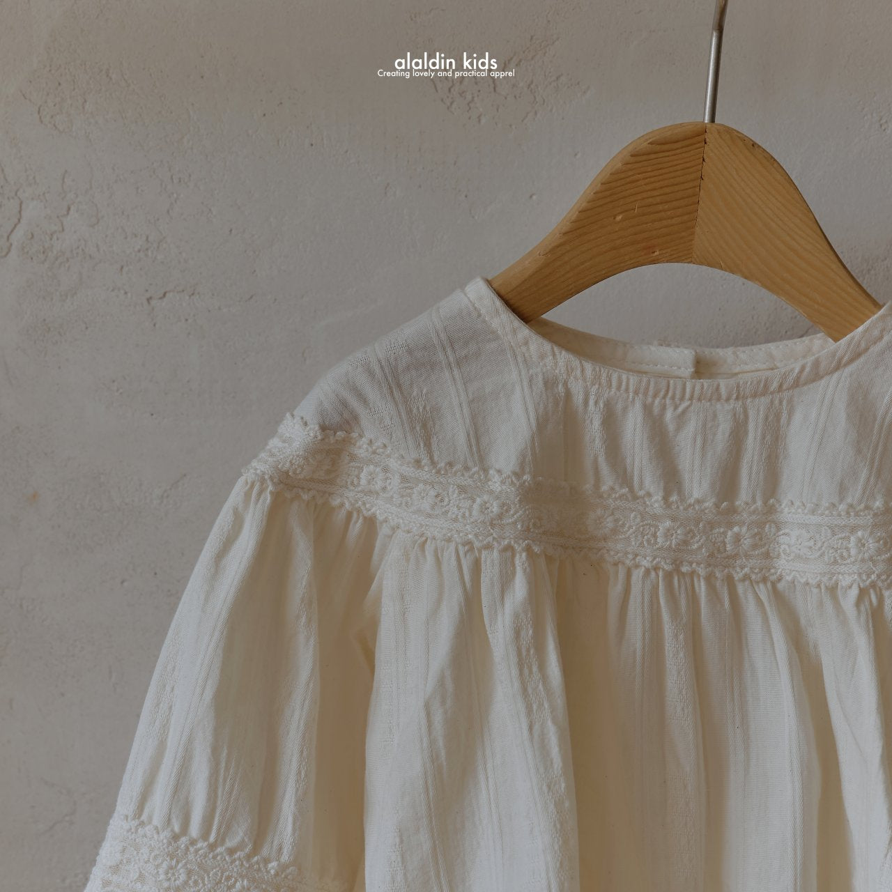 【韓国直送便】ko143 Lace yoke blouse / 2color / XS(75)-XL(115) / aladin kids 2024fw