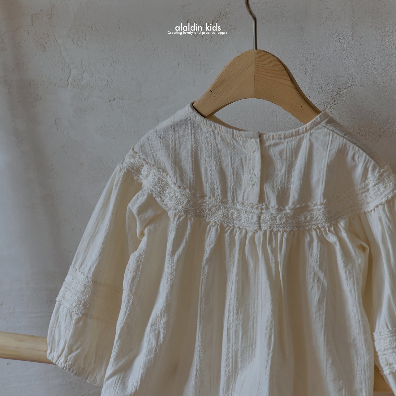 【韓国直送便】ko143 Lace yoke blouse / 2color / XS(75)-XL(115) / aladin kids 2024fw