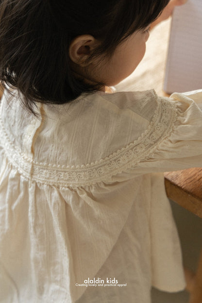 【韓国直送便】ko143 Lace yoke blouse / 2color / XS(75)-XL(115) / aladin kids 2024fw